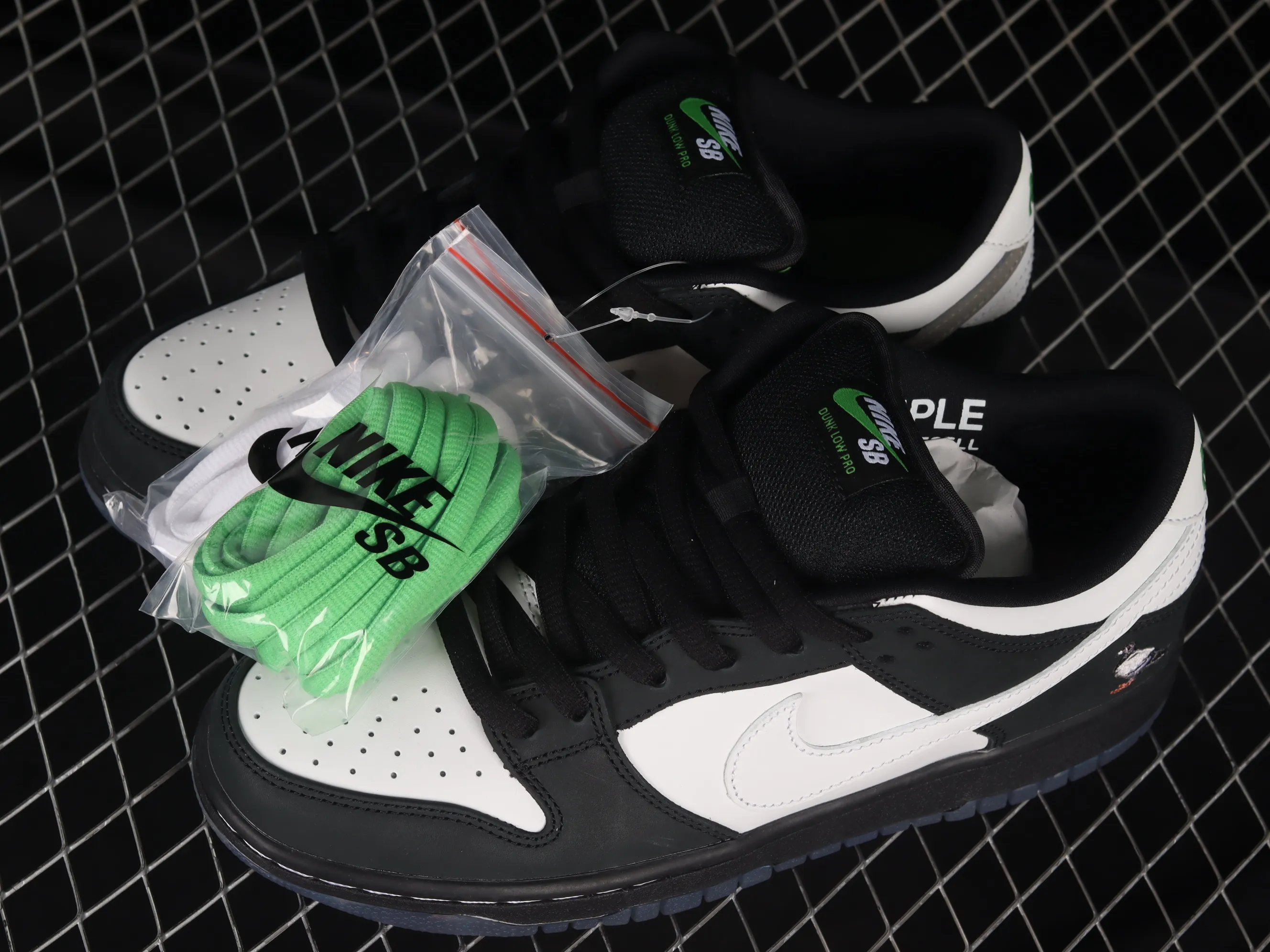 All categories Nk SB Dunk Series Nk SB Dunk Low low-top sneakers M version pure original Jeff Staple x Nk SB Dunk Low "Pigeon" 3.0 black and white panda pigeon low-top classic versatile casual sports sneakers BV1310-013